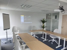 Grande salle de séminaire disposée en U avec écran de projection au centre d'affaires de Vannes.