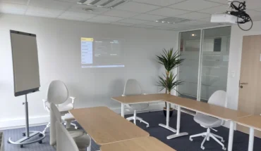 Grande salle de séminaire disposée en U avec écran de projection au centre d'affaires de Vannes.