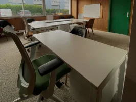 Bureaux équipés et lumineux deux postes dans le centre d'affaires BURO Club Dijon Cap Nord