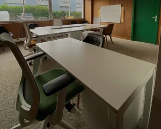 Bureaux équipés et lumineux deux postes dans le centre d'affaires BURO Club Dijon Cap Nord