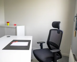 Bureau individuel équipé d'un fauteuil ergonomique à louer au BURO Club Le Mans