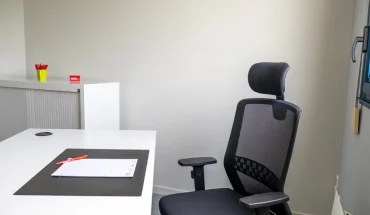 Bureau individuel équipé d'un fauteuil ergonomique à louer au BURO Club Le Mans