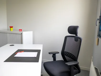 Bureau individuel équipé d'un fauteuil ergonomique à louer au BURO Club Le Mans