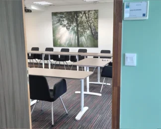 Entrée de la salle de réunion Belle-Île disponible à la location au BURO Club Vannes.