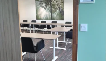 Entrée de la salle de réunion Belle-Île disponible à la location au BURO Club Vannes.