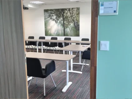 Entrée de la salle de réunion Belle-Île disponible à la location au BURO Club Vannes.