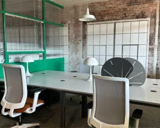 Double poste de travail éclairé dans le centre d'affaires BURO Club Dijon Cap Nord