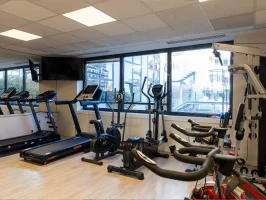 Espace fitness et salle de sport avec machines cardio (tapis, vélos) réservée aux clients du centre d'affaires BURO Club Partner.