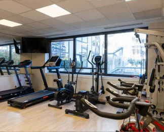 Espace fitness et salle de sport avec machines cardio (tapis, vélos) réservée aux clients du centre d'affaires BURO Club Partner.