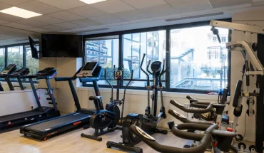 Espace fitness et salle de sport avec machines cardio (tapis, vélos) réservée aux clients du centre d'affaires BURO Club Partner.