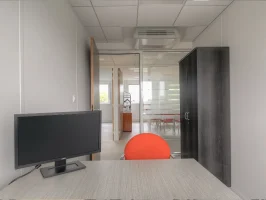 Intérieur de bureau professionnel avec cloisons vitrées, climatisation et mobilier moderne prêt à l'emploi.