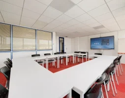 Salle de réunion en U équipée d'un écran tactile, location à l'heure ou à la journée à Nancy