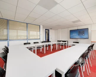 Salle de réunion en U équipée d'un écran tactile, location à l'heure ou à la journée à Nancy