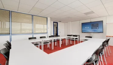 Salle de réunion en U équipée d'un écran tactile, location à l'heure ou à la journée à Nancy