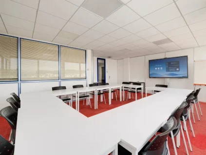 Salle de réunion en U équipée d'un écran tactile, location à l'heure ou à la journée à Nancy