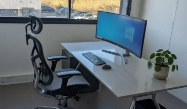 Poste de travail ergonomique chez BURO Club Partner Aix Éguilles avec fauteuil de bureau haut de gamme, écran incurvé et vue dégagée.