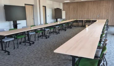 Grande salle de formation lumineuse en U équipée de doubles écrans interactifs chez BURO Club Partner Niort.