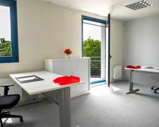 Bureau fermé de deux postes avec balcon au centre d'affaires BURO Club Le Mans