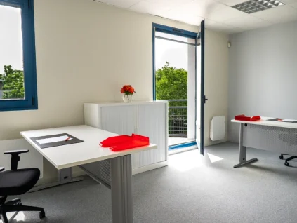 Bureau fermé de deux postes avec balcon au centre d'affaires BURO Club Le Mans