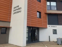 Façade et entrée principale du Centre d'Affaires Laroiseau accueillant le BURO Club Vannes.