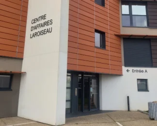Façade et entrée principale du Centre d'Affaires Laroiseau accueillant le BURO Club Vannes.