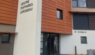 Façade et entrée principale du Centre d'Affaires Laroiseau accueillant le BURO Club Vannes.