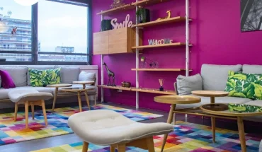 Espace lounge chaleureux et coloré avec canapés, idéal pour les pauses au sein du centre d'affaires BURO Club Partner Boulogne.
