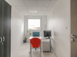 Location de bureau privé lumineux pour une personne avec poste de travail complet et armoire de rangement.