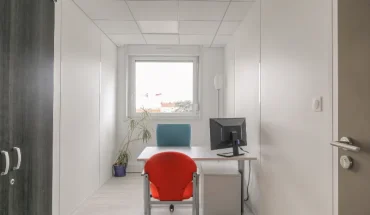 Location de bureau privé lumineux pour une personne avec poste de travail complet et armoire de rangement.