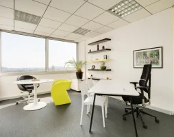 Bureau équipé lumineux avec table de réunion et vue dégagée sur Nancy