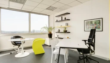 Bureau équipé lumineux avec table de réunion et vue dégagée sur Nancy