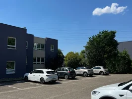 Parking extérieur privé pour les clients et visiteurs devant le bâtiment moderne du centre d'affaires.