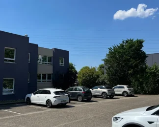 Parking extérieur privé pour les clients et visiteurs devant le bâtiment moderne du centre d'affaires.