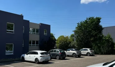 Parking extérieur privé pour les clients et visiteurs devant le bâtiment moderne du centre d'affaires.