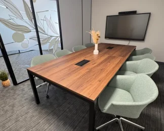 Espace de réunion premium avec table en noyer et fauteuils confortables pour comités de direction à Niort.