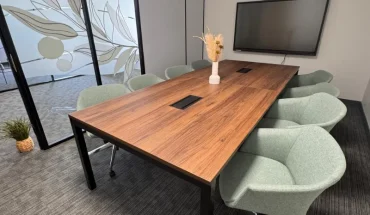 Espace de réunion premium avec table en noyer et fauteuils confortables pour comités de direction à Niort.