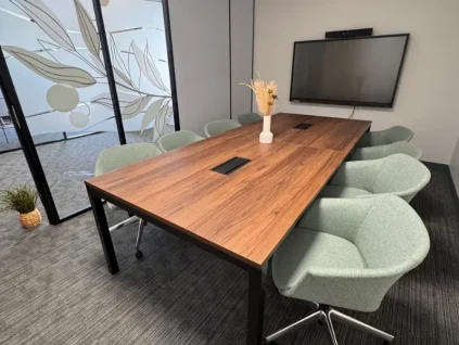 Espace de réunion premium avec table en noyer et fauteuils confortables pour comités de direction à Niort.
