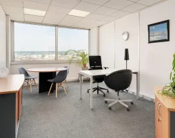 Bureau privatif meublé avec table ronde et vue panoramique sur Nancy