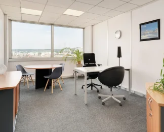 Bureau privatif meublé avec table ronde et vue panoramique sur Nancy