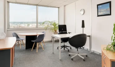 Bureau privatif meublé avec table ronde et vue panoramique sur Nancy