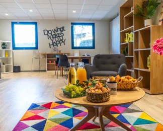 Espace détente convivial avec petit-déjeuner et coin lounge au BURO Club Le Mans