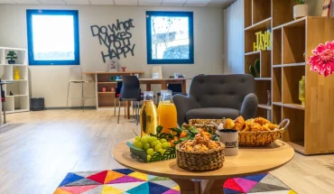 Espace détente convivial avec petit-déjeuner et coin lounge au BURO Club Le Mans