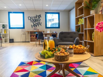 Espace détente convivial avec petit-déjeuner et coin lounge au BURO Club Le Mans