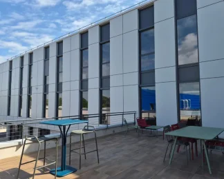 Terrasse extérieure aménagée avec mobilier coloré pour les pauses au centre d'affaires BURO Club Niort.