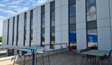 Terrasse extérieure aménagée avec mobilier coloré pour les pauses au centre d'affaires BURO Club Niort.