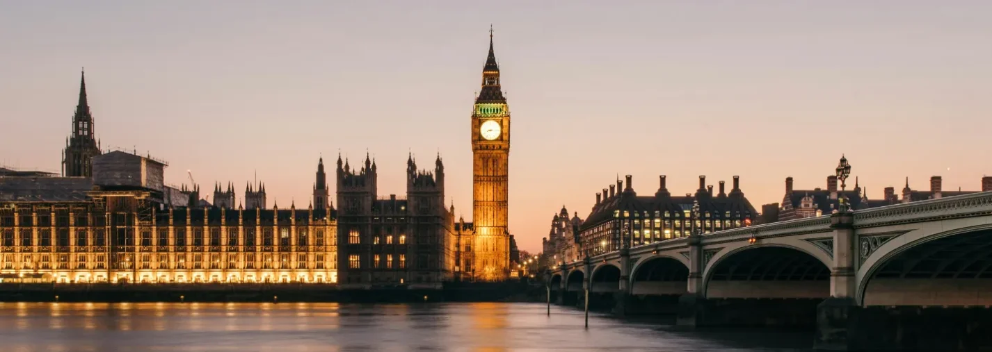 Vue sur Big Ben et le Parlement de Londres au crépuscule, illustrant l'environnement économique du Royaume-Uni