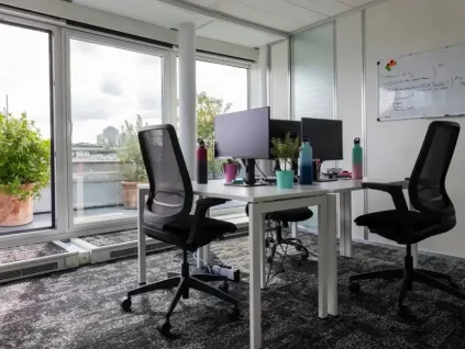 Bureau 11m² 3 postes avec terrasse - BURO Club Issy les Moulineaux