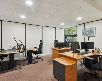 Bureau de 22 mètres carrés pour 4 personnes au centre BURO Club République
