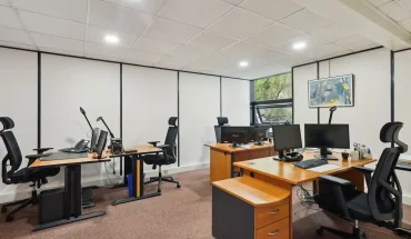 Bureau de 22 mètres carrés pour 4 personnes au centre BURO Club République