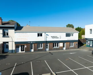 Façade du centre d'affaires BURO Club Partner à Poitiers avec parking, proposant coworking, domiciliation et salles de réunion.